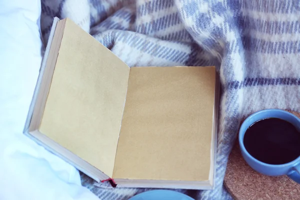 Libro abierto, cuadros y café — Foto de Stock