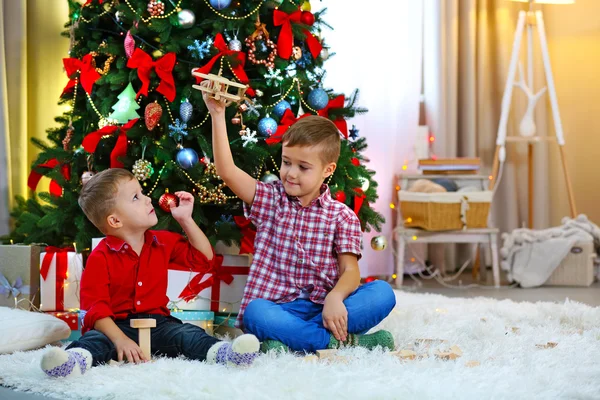 Twee schattige kleine broers op Kerstmis — Stockfoto