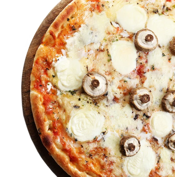 Gustosa pizza decorata con funghi isolati su sfondo bianco, primo piano — Foto Stock