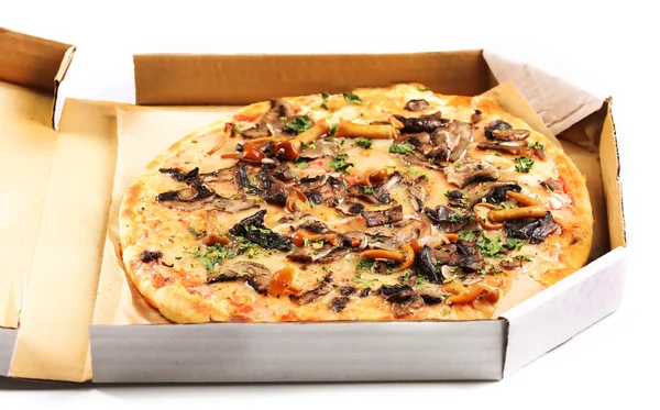 Gustosa pizza fresca in scatola di cartone su sfondo bianco, da vicino — Foto Stock