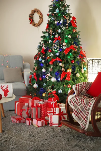 Abeto de Natal com presentes — Fotografia de Stock