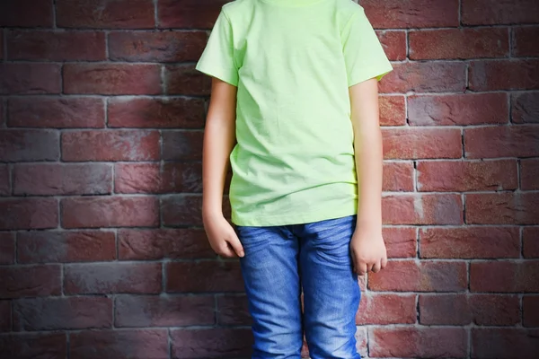 Menino pequeno em t-shirt — Fotografia de Stock