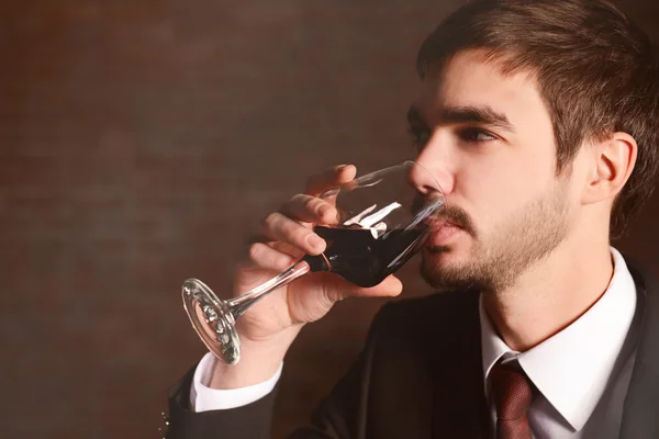 Mann im Anzug mit Rotwein — Stockfoto