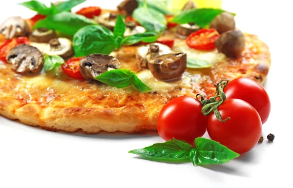 Deliciosa pizza y verduras sobre fondo blanco, de cerca —  Fotos de Stock