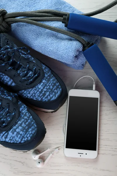 Sportschuhe, Handtuch und Smartphone — Stockfoto