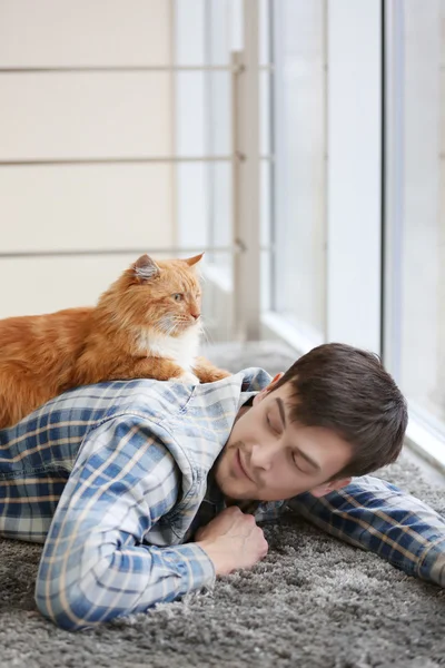 Man med fluffiga katten — Stockfoto