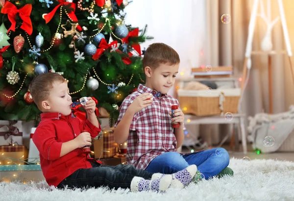 Twee schattige kleine broers op Kerstmis — Stockfoto