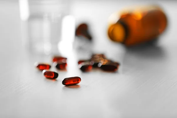 Cápsulas derramadas de la botella de la píldora — Foto de Stock