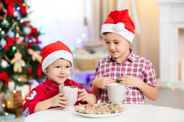 İki sevimli küçük kardeş Noel — Stok fotoğraf