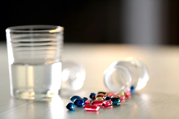 Stapel van blauwe en rode capsules op tafel — Stockfoto