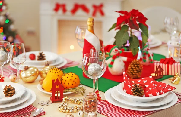 Mesa de Navidad con decoraciones navideñas en el fondo de la chimenea —  Fotos de Stock