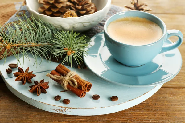 Tasse de café et branche d'arbre de Noël sur tapis en bois — Photo