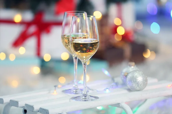 Deux verres de vin sur fond de décoration de Noël — Photo