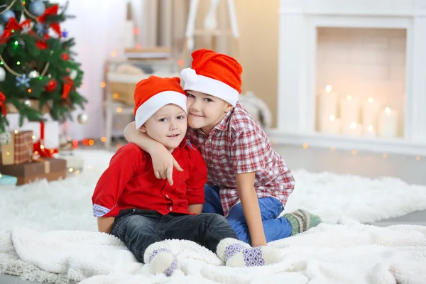 Dwa cute małych braci na Boże Narodzenie — Zdjęcie stockowe