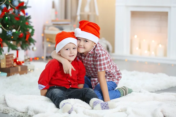 Twee schattige kleine broers op Kerstmis — Stockfoto