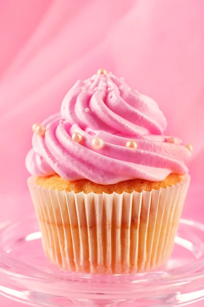 Вкусный розовый кекс, крупный план — стоковое фото