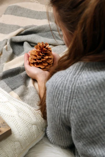 Vrouw met dennenappel — Stockfoto