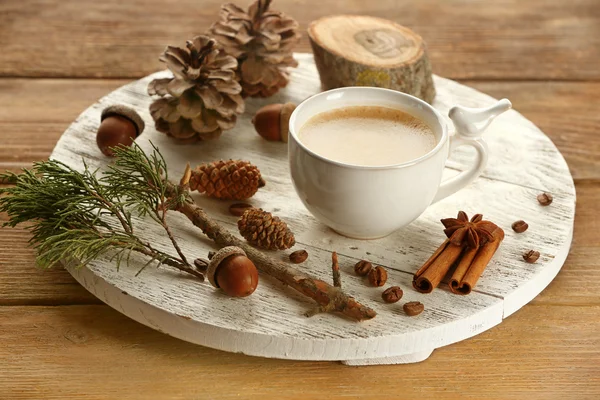 Tazza di caffè con zucchero e cannella su tappetino di legno bianco — Foto Stock