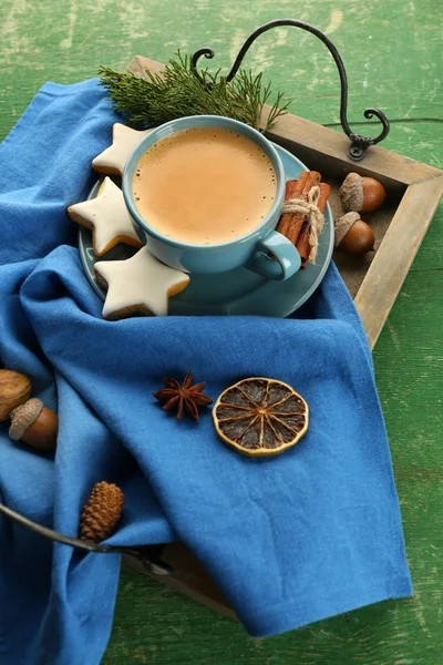 Tazza di caffè con biscotti a forma di stella su tovagliolo su vassoio di legno — Foto Stock