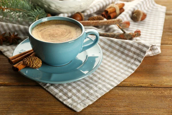 Xícara de café e árvore de Natal ramo no guardanapo — Fotografia de Stock