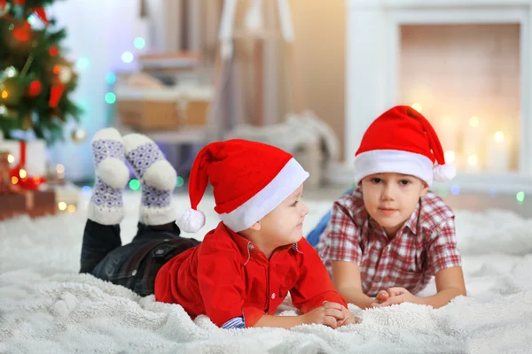 Dois irmãos pequenos bonitos no Natal — Fotografia de Stock