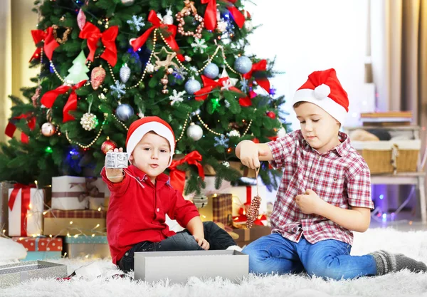 Dos hermanos pequeños lindos en Navidad —  Fotos de Stock