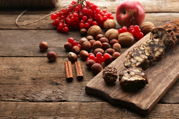 Schokosalami auf einem Schneidebrett über Holzgrund — Stockfoto