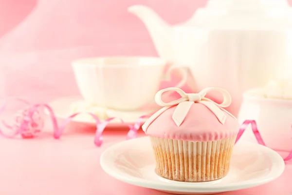 Leckere Cupcakes mit Tee-Set und Dekorationen, Nahaufnahme — Stockfoto