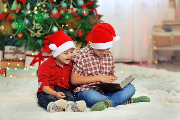 Dois irmãos pequenos bonitos no Natal — Fotografia de Stock