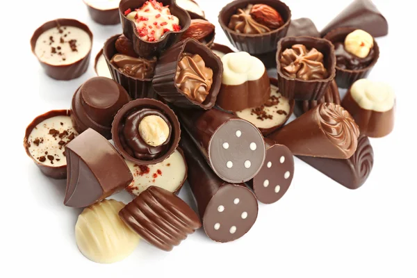 Caramelle al cioccolato assortite su sfondo bianco — Foto Stock