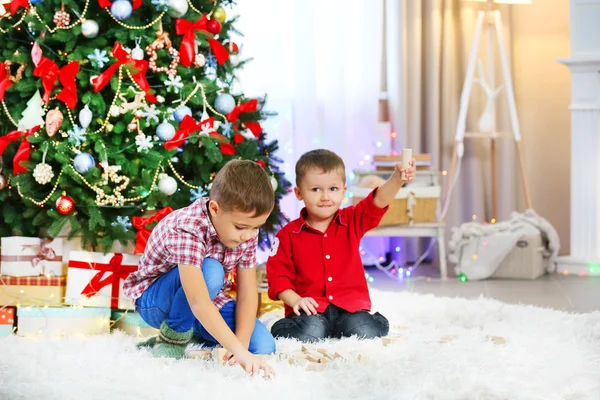 Twee schattige kleine broers op Kerstmis — Stockfoto