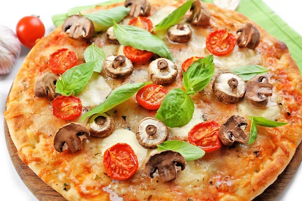 Deliziosa pizza e verdure fresche su sfondo bianco, primo piano — Foto Stock
