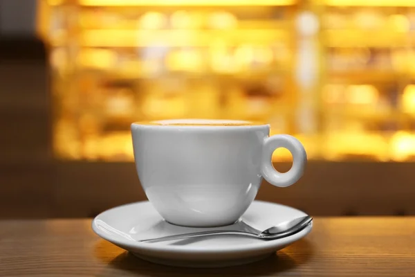 Cup of coffee on the table in the cafe, close up — Stock Photo, Image