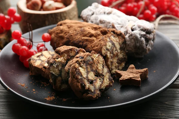 Salami au chocolat dans une assiette sur fond bois, gros plan — Photo