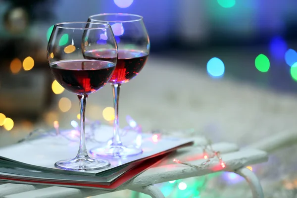 Dois copos de vinho tinto no fundo da decoração de Natal — Fotografia de Stock