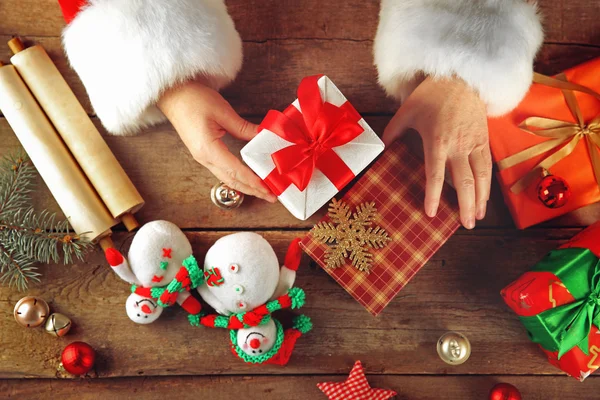 Caixa de presente nas mãos do Papai Noel — Fotografia de Stock
