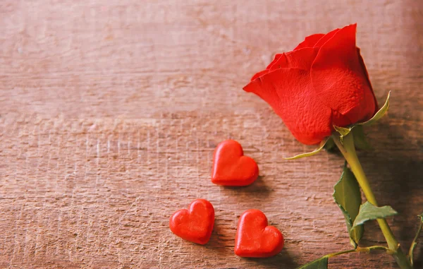 Hermosa rosa con corazones pequeños —  Fotos de Stock