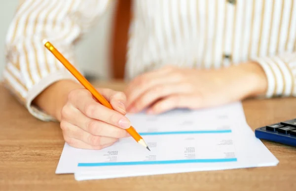 Woman working with papers — Stock Photo, Image