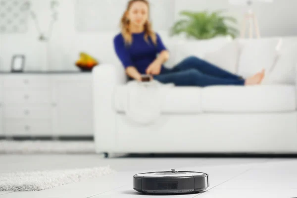 Robotic vacuum cleaner cleaning — Stock Photo, Image