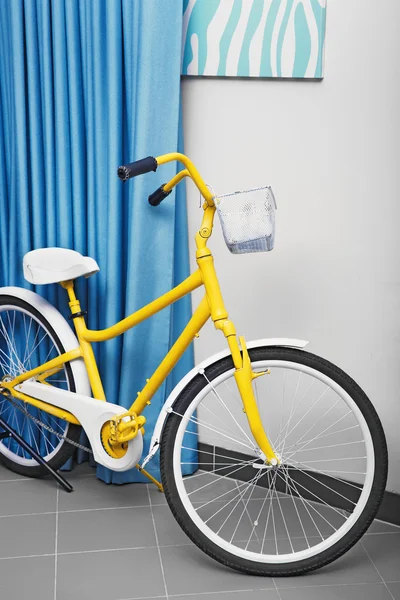Mignon vélo jaune — Photo