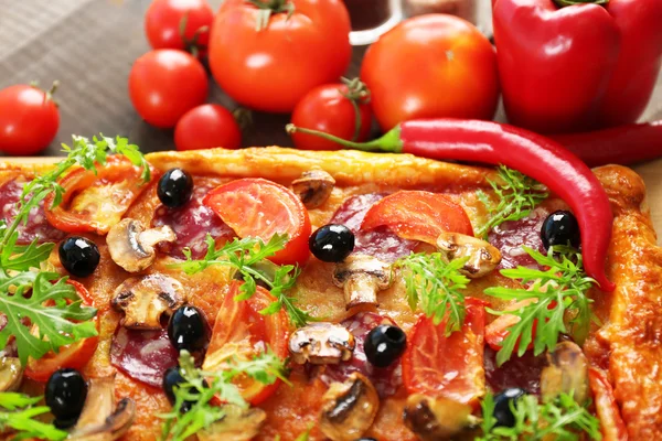 Rectángulo deliciosa pizza y verduras en la mesa, primer plano —  Fotos de Stock
