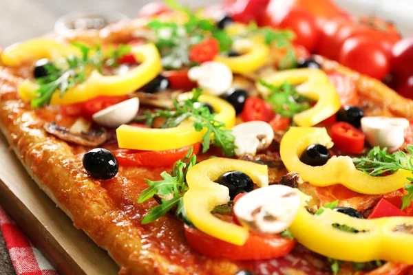 Pizza vynikající obdélník na stole, detail — Stock fotografie
