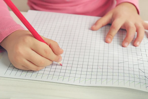 Dibujo infantil con lápiz rojo —  Fotos de Stock