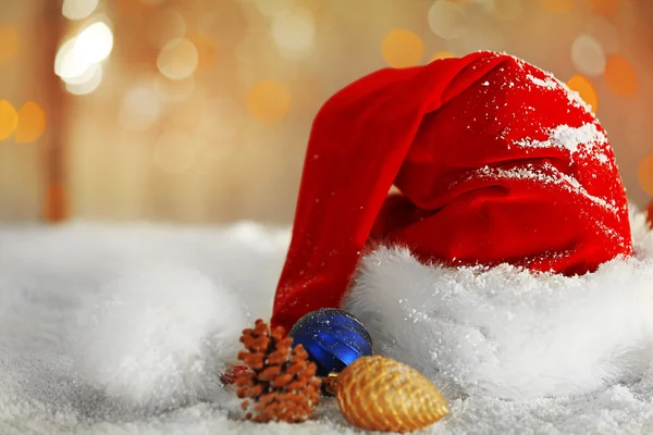 Sombrero rojo de Papá Noel con decoraciones navideñas —  Fotos de Stock