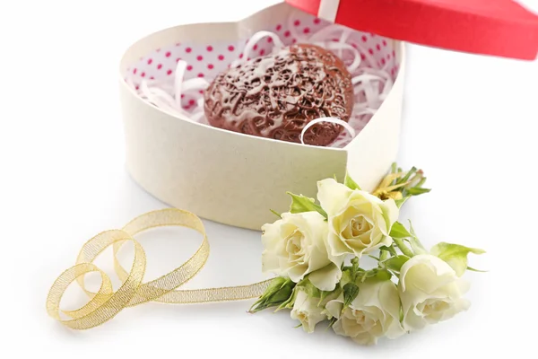 Caixa em forma de coração e doces com flores — Fotografia de Stock