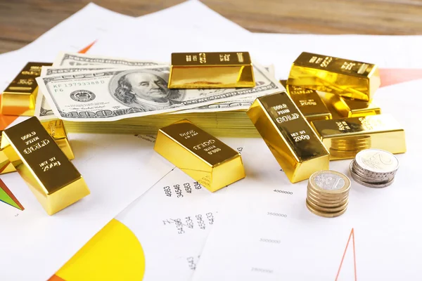 Goldbarren mit Euromünzen — Stockfoto