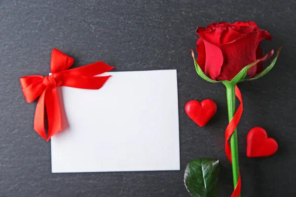 Fresh rose with blank present card — Stock Photo, Image