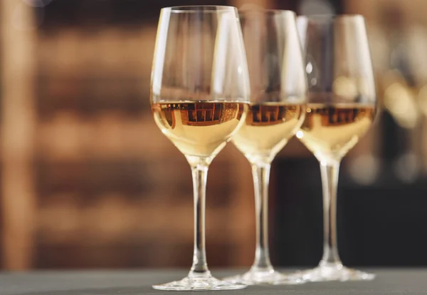 Glasses with white wine on blurred background — Stock Photo, Image