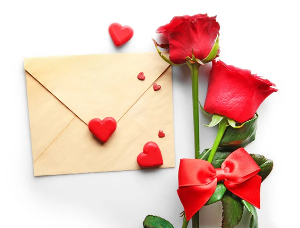 Lindas rosas com envelope vintage — Fotografia de Stock