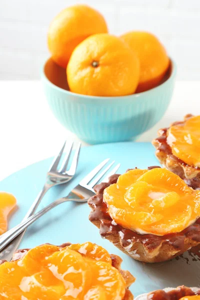 Bolos doces com tangerinas na mesa, close-up — Fotografia de Stock